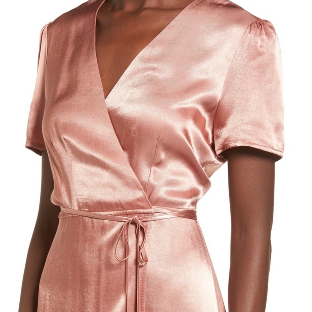 Like new Wayf short sleeve wrap gown - Picture 2 of 8